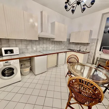 Bright & Spacious 2-bedroom - Parking & Close To Train Station & Downtown