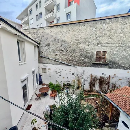 Bright & Spacious 2-bedroom - Parking & Close To Train Station & Downtown *